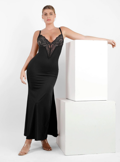 Das Shapewear-Kleid aus Spitze und Unterkleid mit Schlitz, Maxi